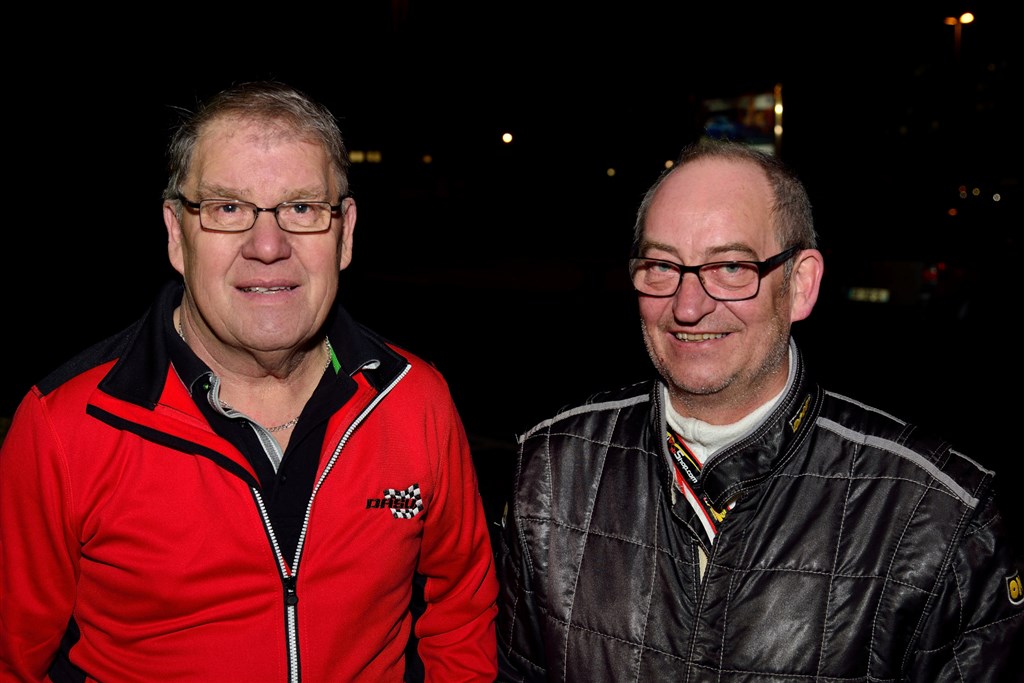Lars Bækkelund og Arne Pagh er ankommet til etapemålet i Valence efter 10 timers kørsel i bjergene i Ardeche. De har nu for alvor fået styr på deres nye rallybil, en Porsche 924 turbo
(Foto: Michael Eisenberg)